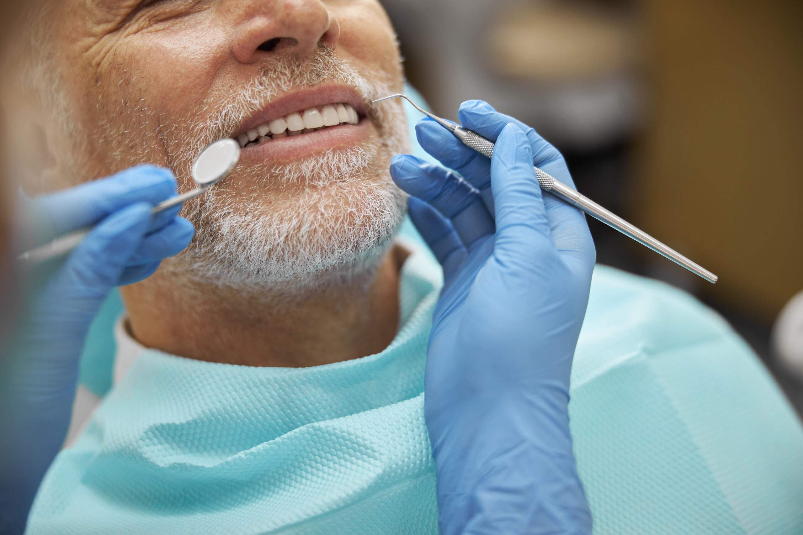 Cómo saber si necesitas un implante dental: síntomas y señales de alerta
