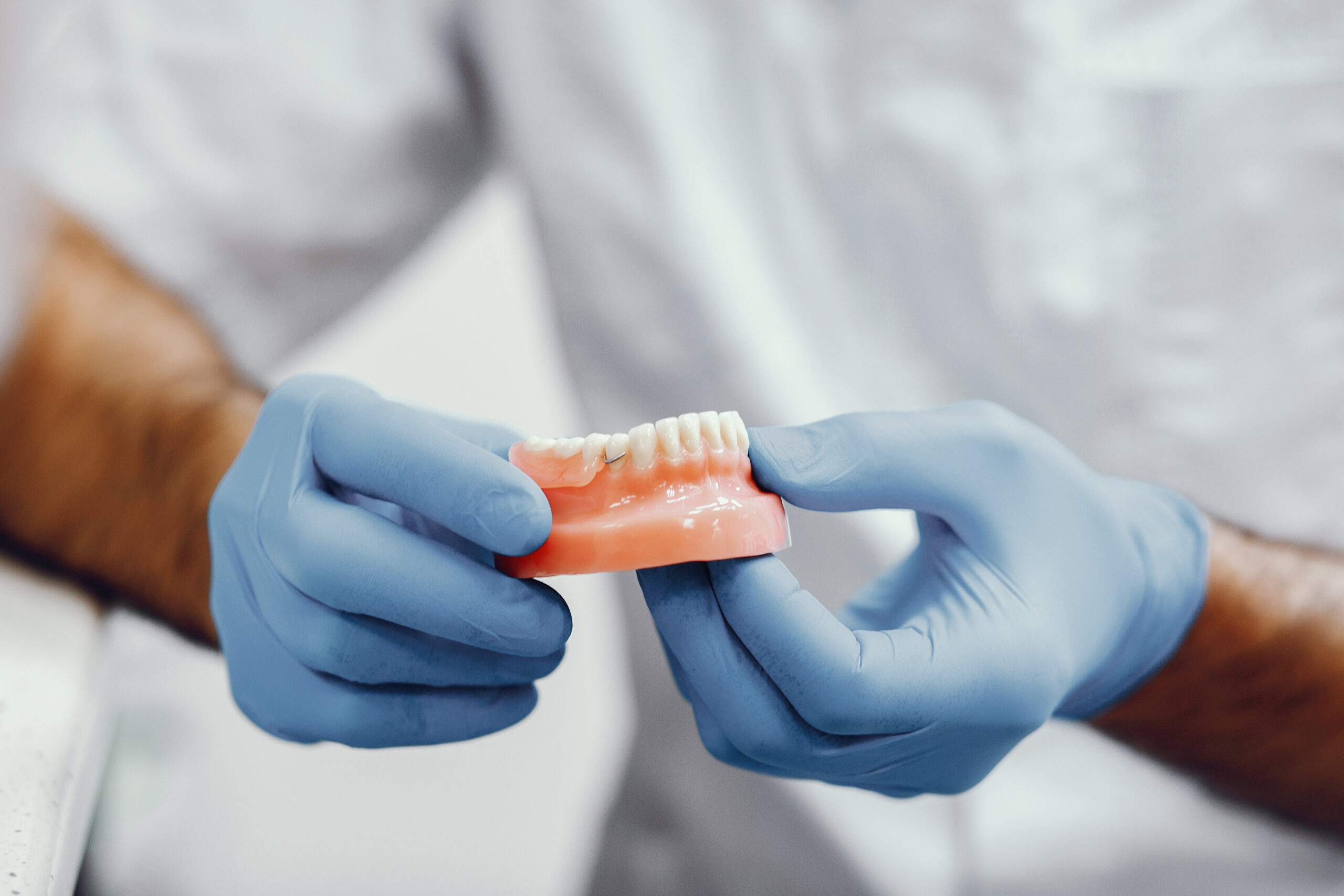 Precio de los implantes dentales: qué influye y qué debes tener en cuenta