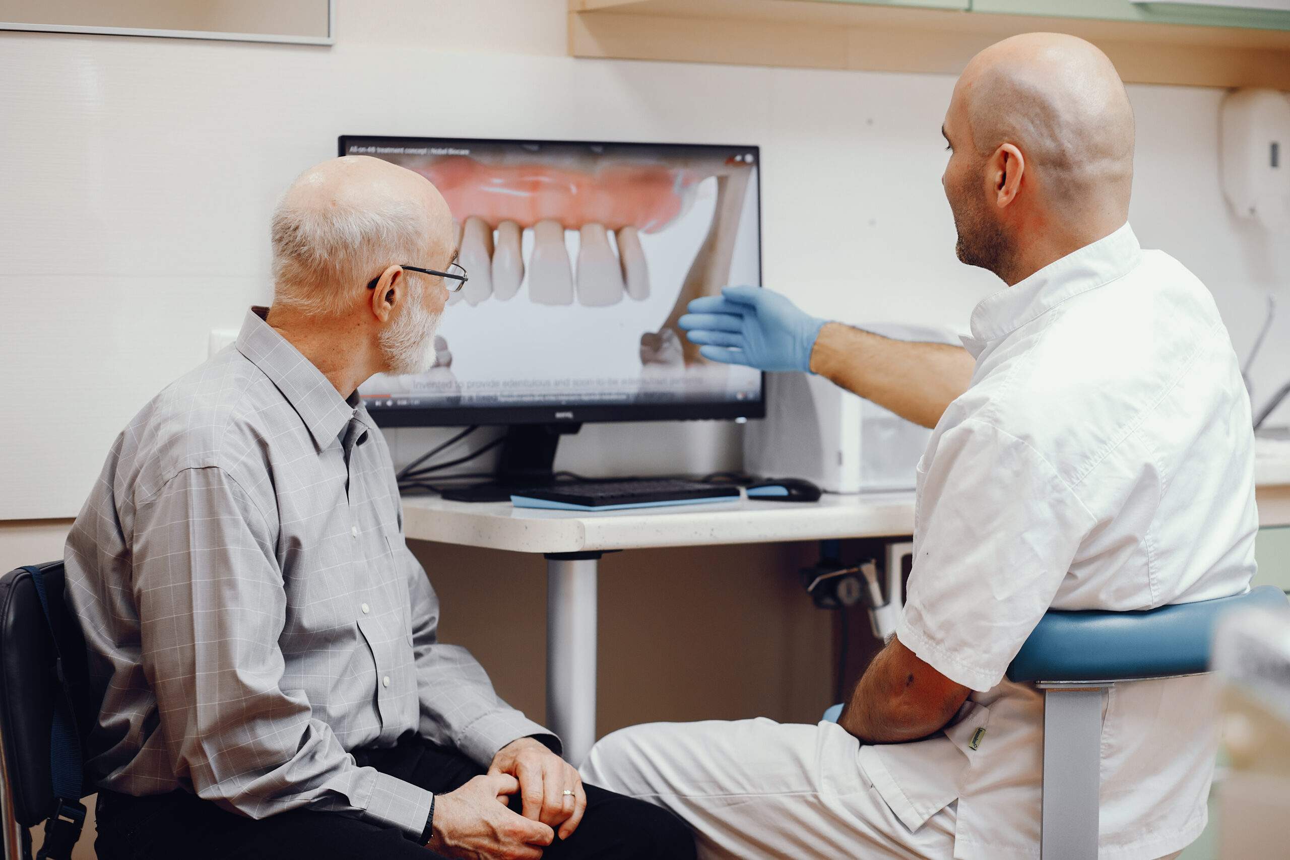 Implante dental inmediato vs. implante convencional: ¿cuál es la diferencia?